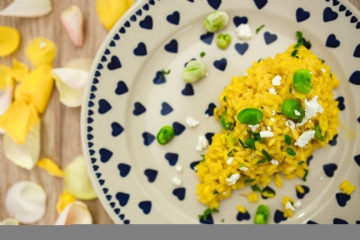 黄色 kaboompics_Yellow rice with greens on a cute plate with blue hearts and a table decorated with flower petals.jpg