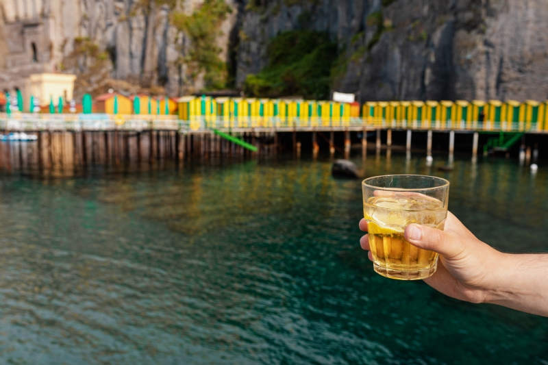 kaboompics_Yellow summer non-alcoholic drink enjoyed by the sea.jpg 方案配图,色彩意境,黄色,