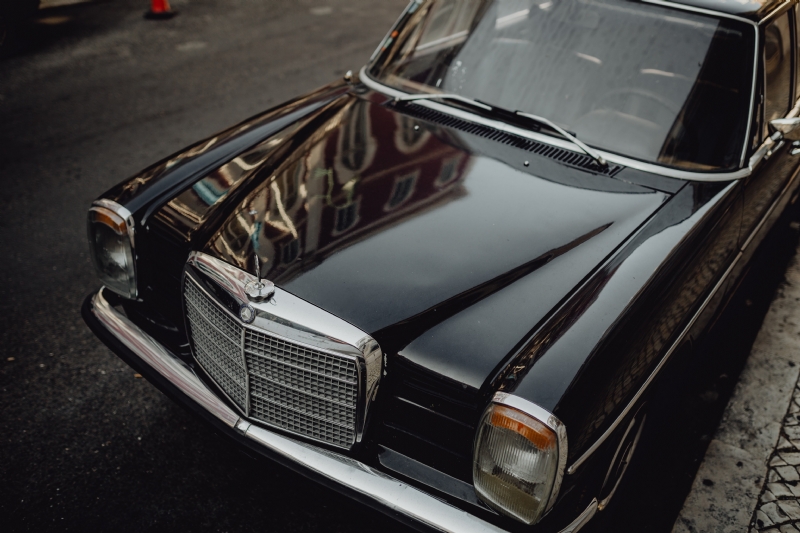 kaboompics_An old Mercedes Benz parked in the street.jpg 方案配图,色彩意境,黑色,