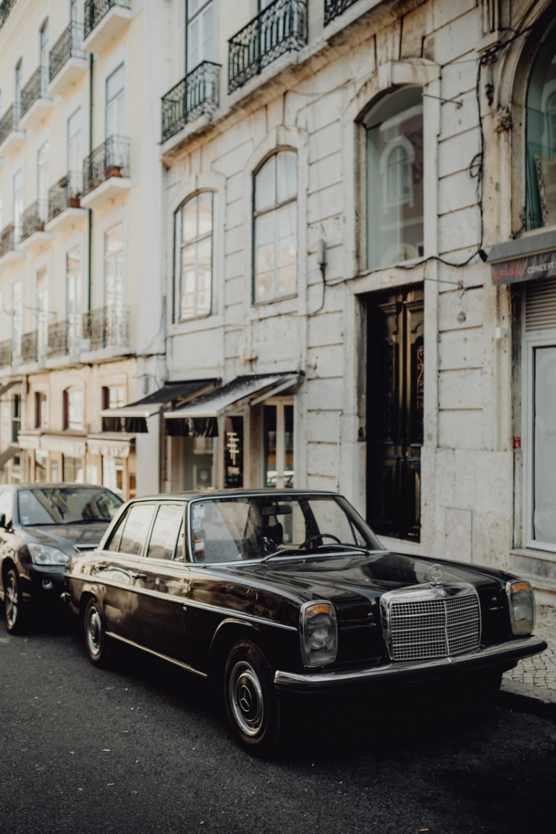 kaboompics_An old Mercedes Benz parked in the street-2.jpg 方案配图,色彩意境,黑色,