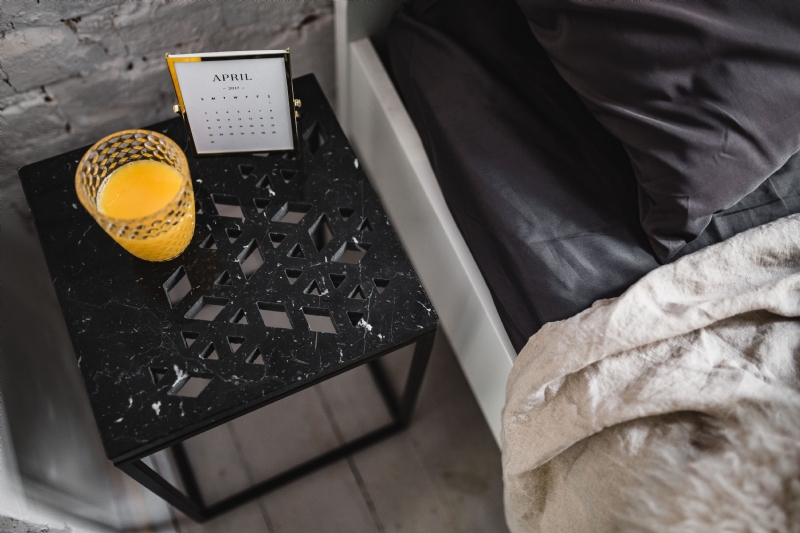 kaboompics_Bedroom interior with marble bedside table.jpg 方案配图,色彩意境,黑色,