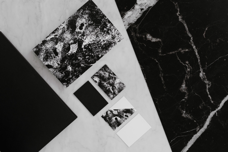 kaboompics_Black & white mockup business brand template on marble background.jpg 方案配图,色彩意境,黑色,