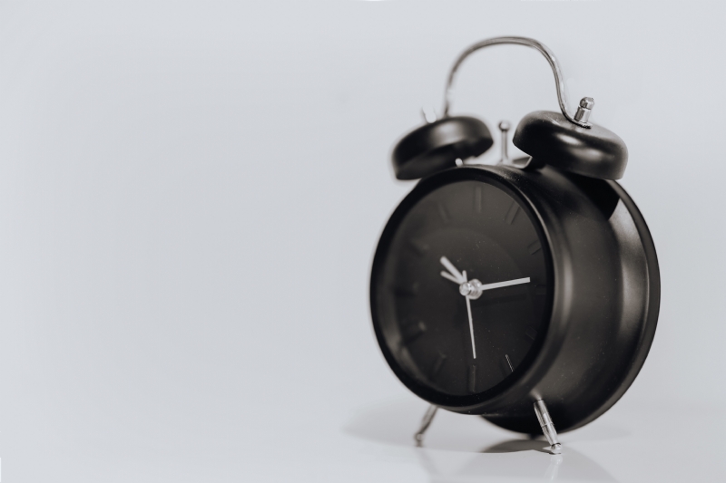 kaboompics_Black alarm clock.jpg 方案配图,色彩意境,黑色,