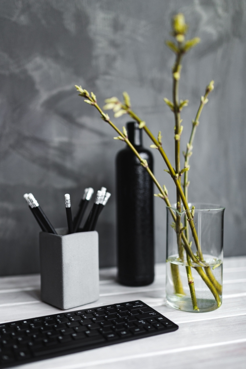 kaboompics_Black keyboard with pencils on a white table-2.jpg 方案配图,色彩意境,黑色,