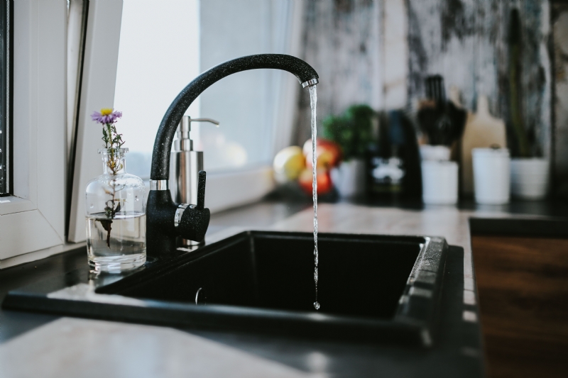 kaboompics_Black kitchen sink.jpg 方案配图,色彩意境,黑色,
