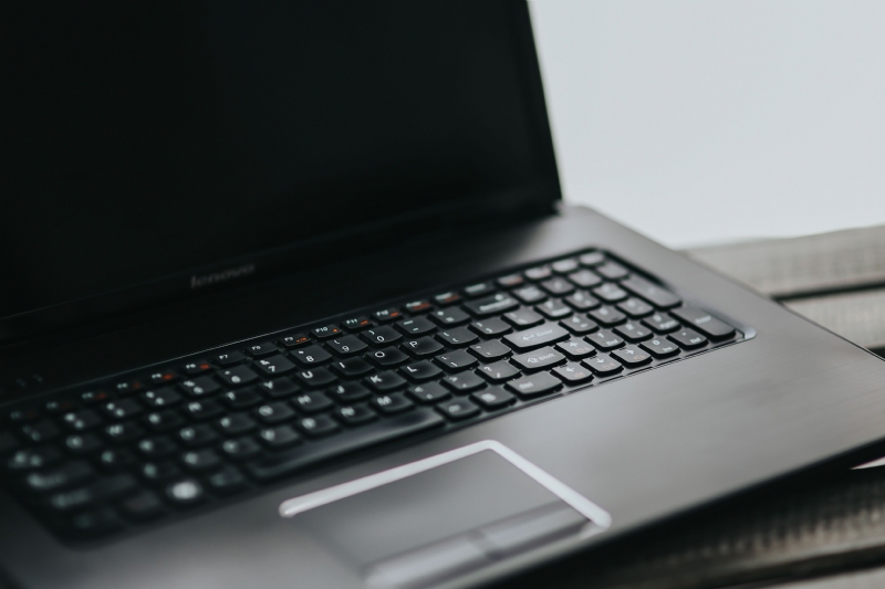 kaboompics_Black laptop close-up.jpg 方案配图,色彩意境,黑色,