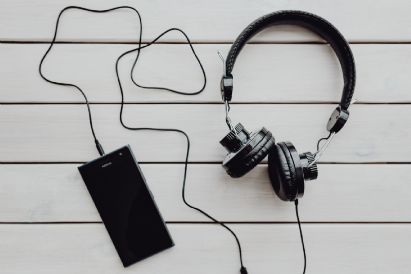 kaboompics_Black smartphone and headphones with various items-2.jpg 方案配图,色彩意境,黑色,