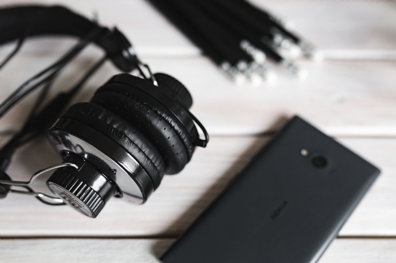 kaboompics_Black smartphone and headphones.jpg 方案配图,色彩意境,黑色,