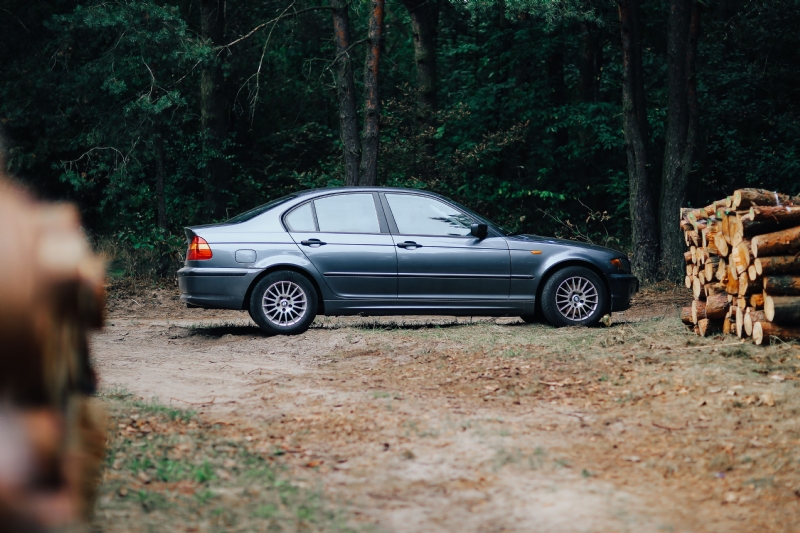 kaboompics_Car parked in a forest.jpg 方案配图,色彩意境,黑色,