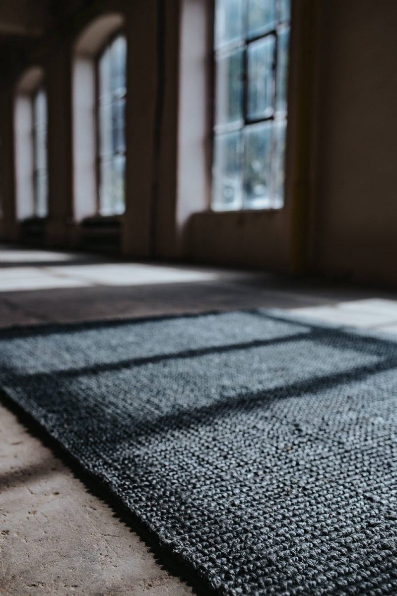 kaboompics_Carpet in an abandoned building hall.jpg 方案配图,色彩意境,黑色,