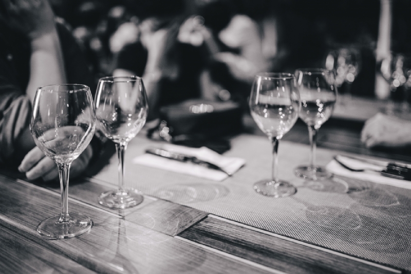 kaboompics_Close up picture of empty glasses in restaurant-2.jpg 方案配图,色彩意境,黑色,