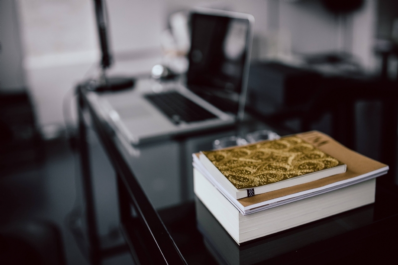 kaboompics_Close-up of golden journals in the office.jpg 方案配图,色彩意境,黑色,