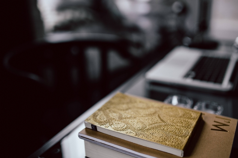 kaboompics_Close-up of golden journals.jpg 方案配图,色彩意境,黑色,