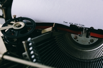 黑色 kaboompics_Closeup view of typing quotes on the old typewriter-2.jpg