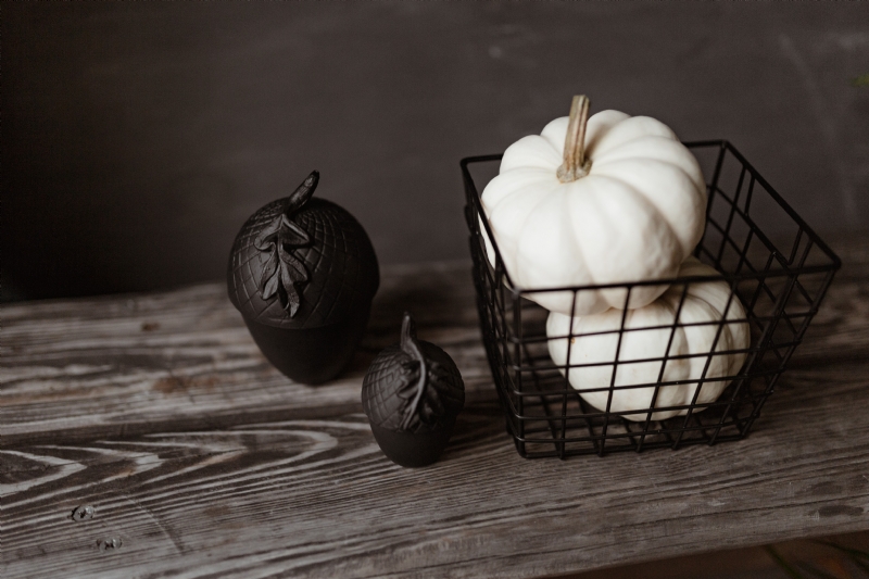 kaboompics_Dark mood home decorations with pumpkin & candle.jpg 方案配图,色彩意境,黑色,