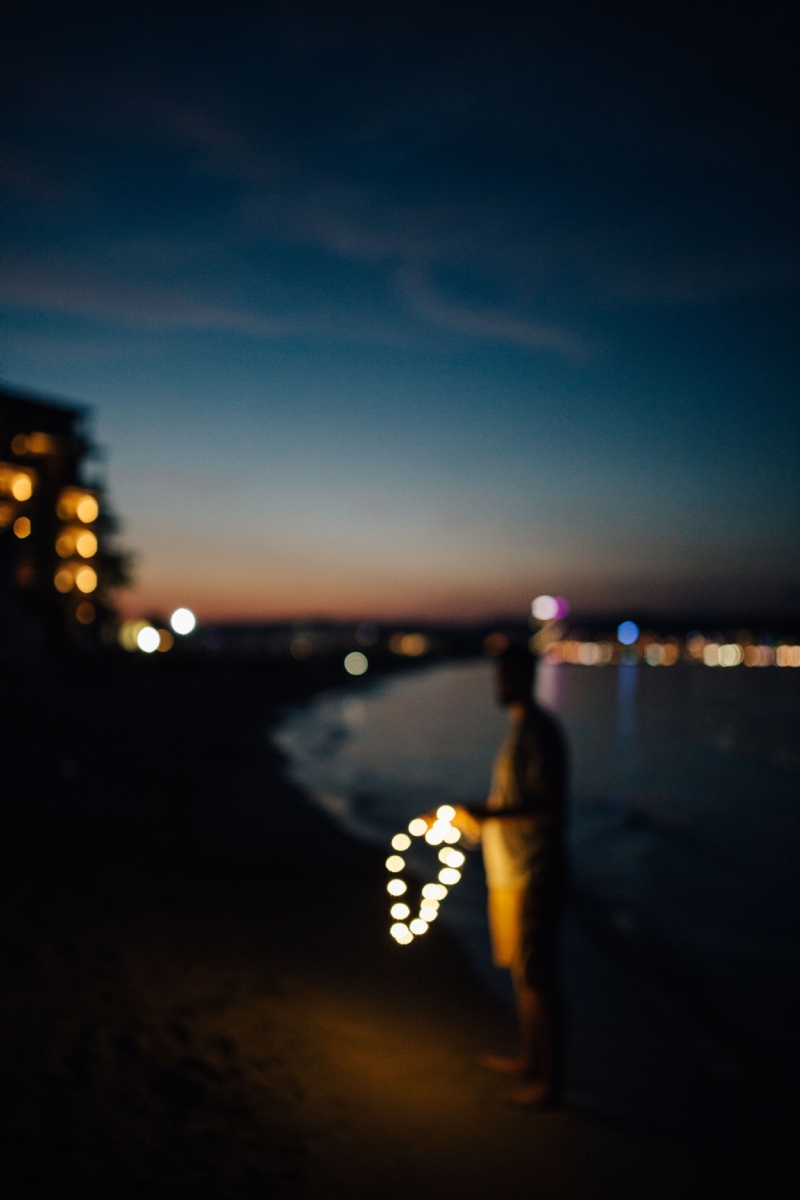 kaboompics_Fairy lights at the beach in Bulgaria.jpg 方案配图,色彩意境,黑色,