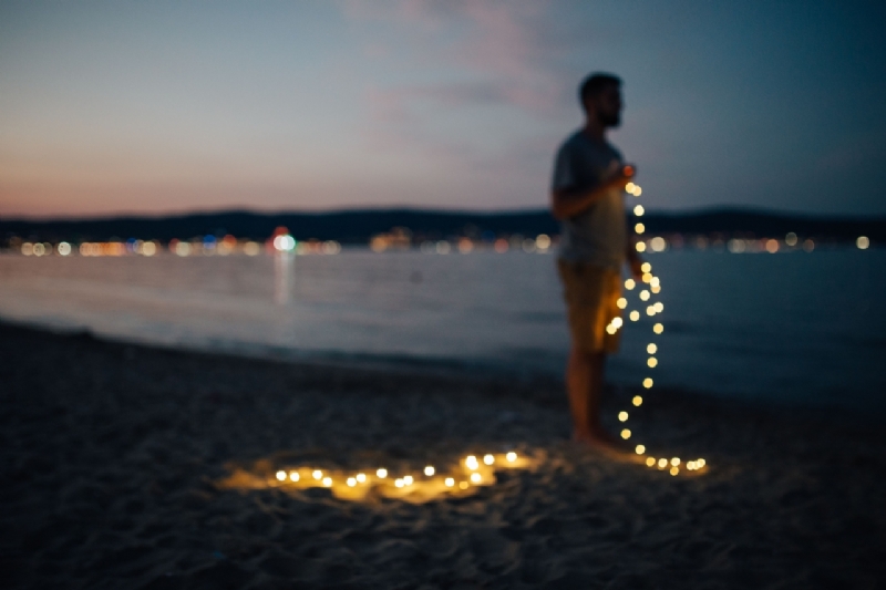 kaboompics_Fairy lights at the beach in Bulgaria-2.jpg 方案配图,色彩意境,黑色,