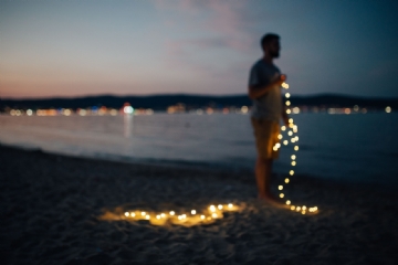 黑色 kaboompics_Fairy lights at the beach in Bulgaria-2.jpg