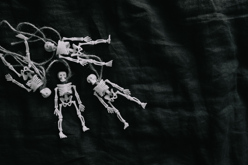 kaboompics_Halloween - Human skeleton miniatures.jpg 方案配图,色彩意境,黑色,