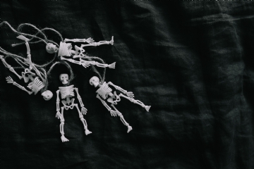 黑色 kaboompics_Halloween - Human skeleton miniatures.jpg