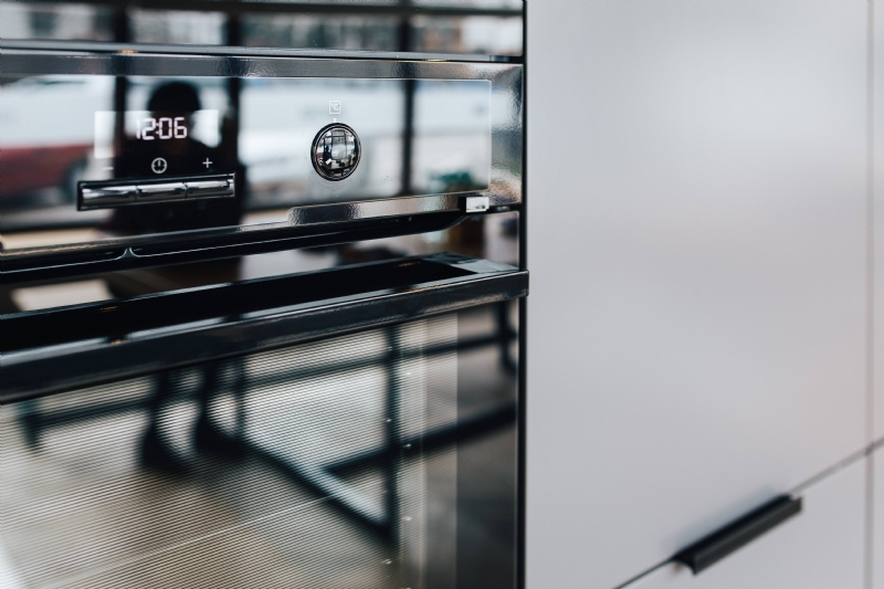 kaboompics_Metallic oven in a modern kitchen.jpg 方案配图,色彩意境,黑色,