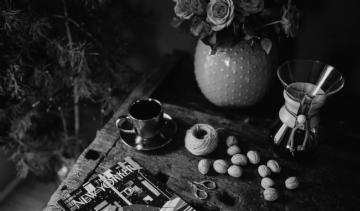 黑色 kaboompics_New Yorker, some nuts, watches, and other things on the old, wooden table, Chemex.jpg