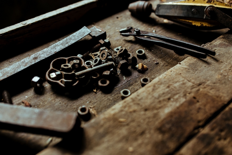 kaboompics_Old bolts and tools.jpg 方案配图,色彩意境,黑色,