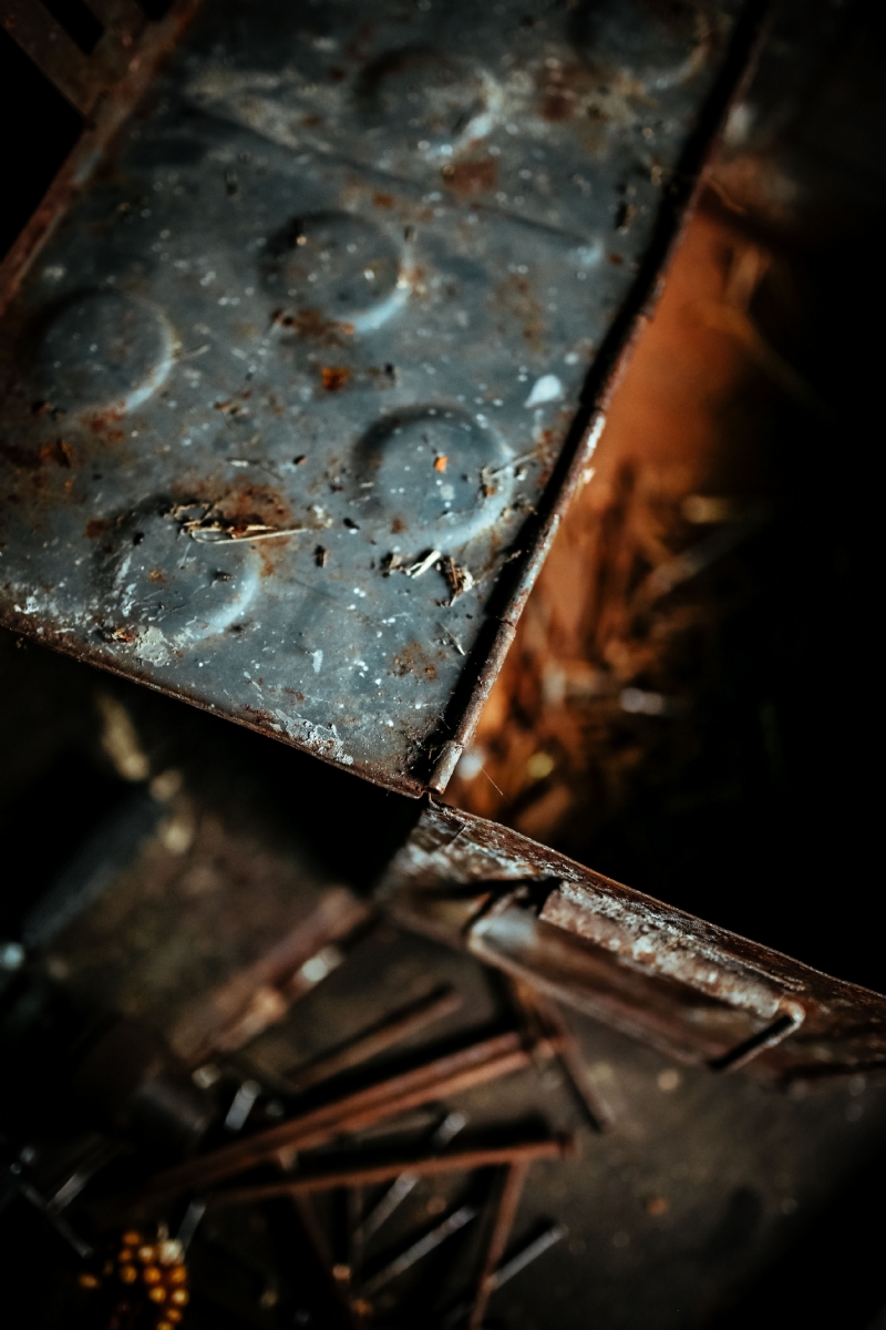 kaboompics_Old boxes in a workshop.jpg 方案配图,色彩意境,黑色,