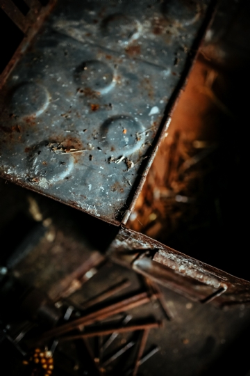 黑色 kaboompics_Old boxes in a workshop.jpg