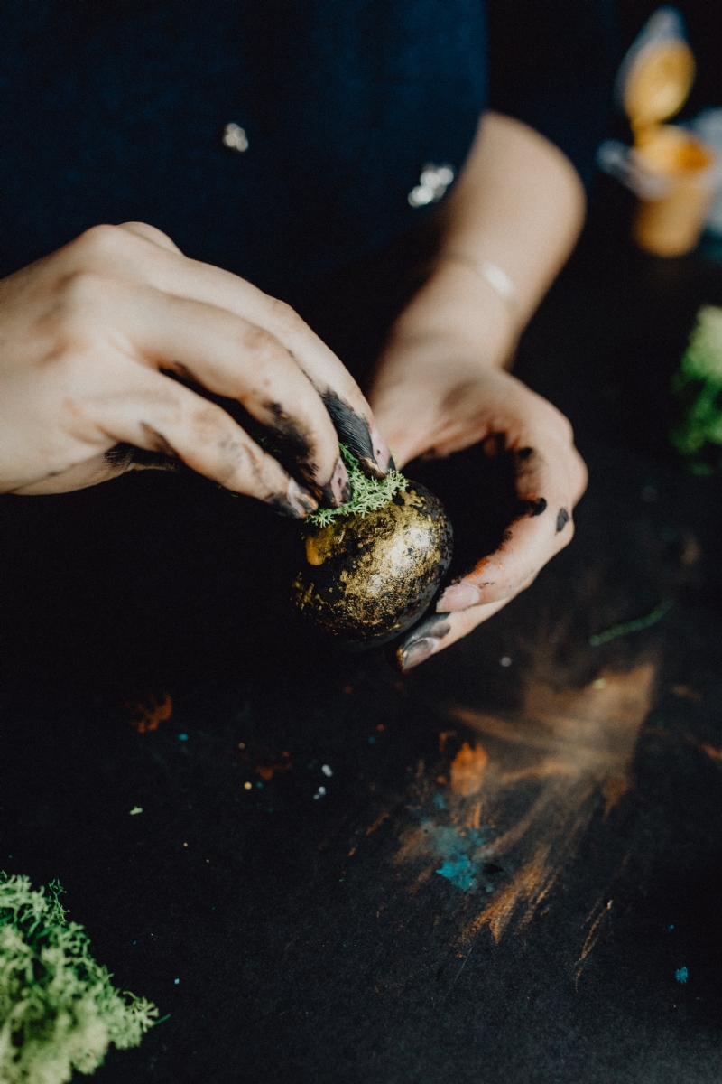 kaboompics_Woman Painting Black & Gold Easter Eggs.jpg 方案配图,色彩意境,黑色,