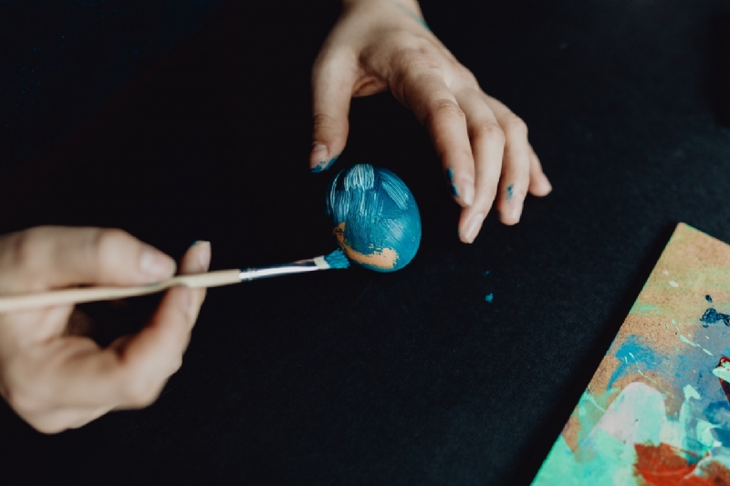 kaboompics_Woman Painting Blue Easter Eggs-2.jpg 方案配图,色彩意境,黑色,