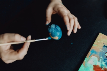 黑色 kaboompics_Woman Painting Blue Easter Eggs-2.jpg