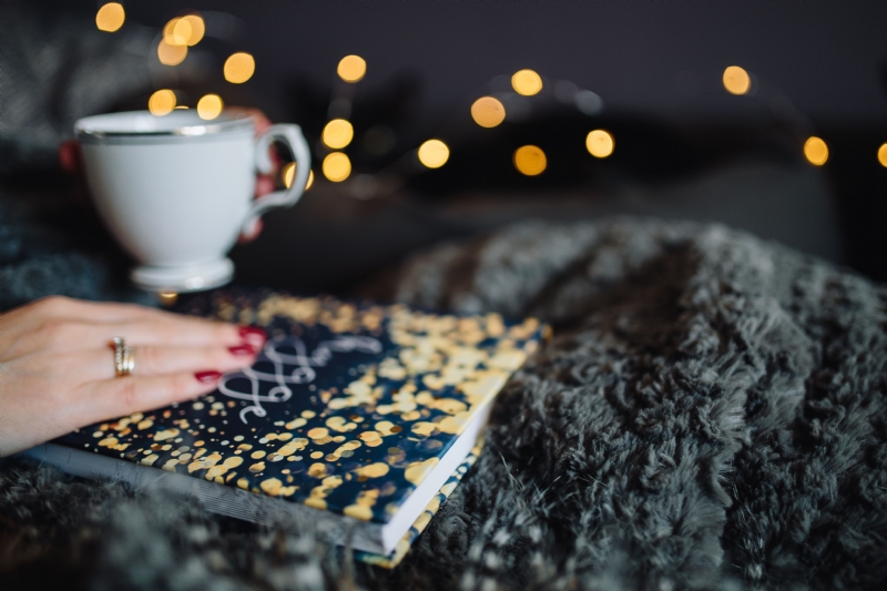 kaboompics_Young woman at home reading Hygge book and drinking coffee or tea.jpg 方案配图,色彩意境,黑色,