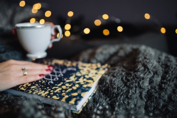 黑色 kaboompics_Young woman at home reading Hygge book and drinking coffee or tea.jpg