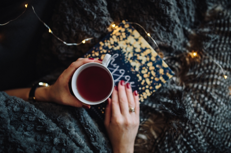 kaboompics_Young woman at home reading Hygge book and drinking tea.jpg 方案配图,色彩意境,黑色,