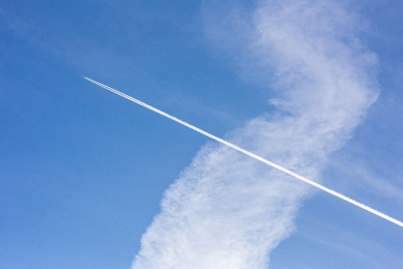 kaboompics_Airlane contrails on a cloudy blue sky.jpg 方案配图,色彩意境,蓝色,