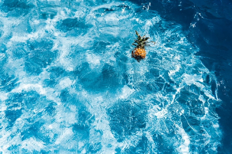 kaboompics_Baby Pineapple in a swimming pool-2.jpg 方案配图,色彩意境,蓝色,