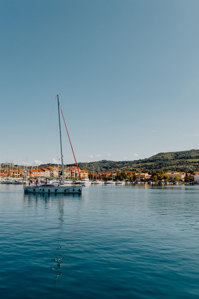 kaboompics_Beautiful coast town Izola, Slovenia.jpg 方案配图,色彩意境,蓝色,