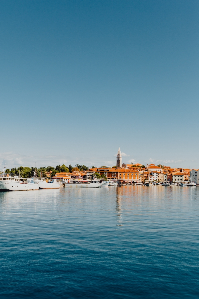 kaboompics_Beautiful coast town Izola, Slovenia-2.jpg 方案配图,色彩意境,蓝色,