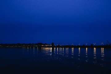 色彩意境 kaboompics_City lights reflected in the water at night.jpg