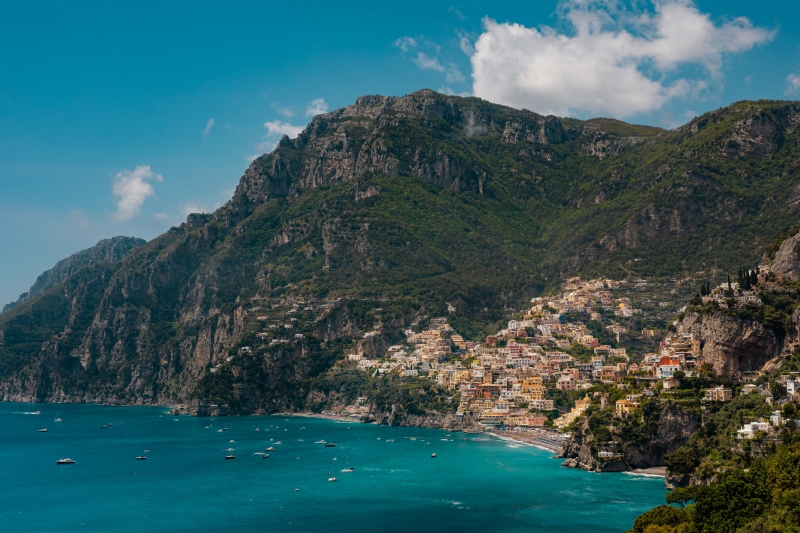 kaboompics_Colourful houses in the town of Positano, Amalfi Cost, Italy.jpg 方案配图,色彩意境,蓝色,