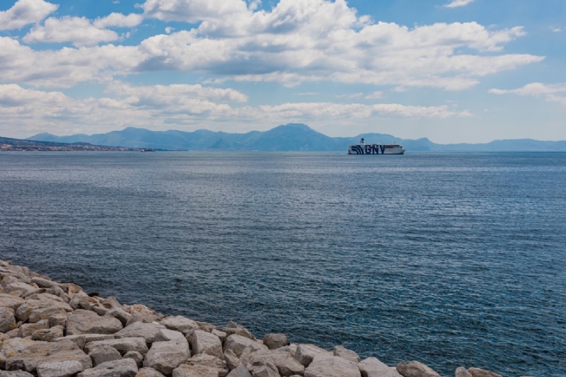 kaboompics_Naples, Italy. Tyrrhenian Sea And Landscape With Volcano Mount Vesuvius-2.jpg 方案配图,色彩意境,蓝色,