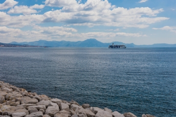 蓝色 kaboompics_Naples, Italy. Tyrrhenian Sea And Landscape With Volcano Mount Vesuvius-2.jpg