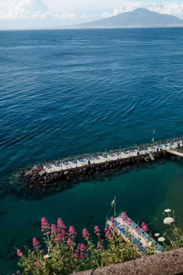 色彩意境 kaboompics_Pier with umbrellas at the seaside, Sorrento beaches, Italy.jpg