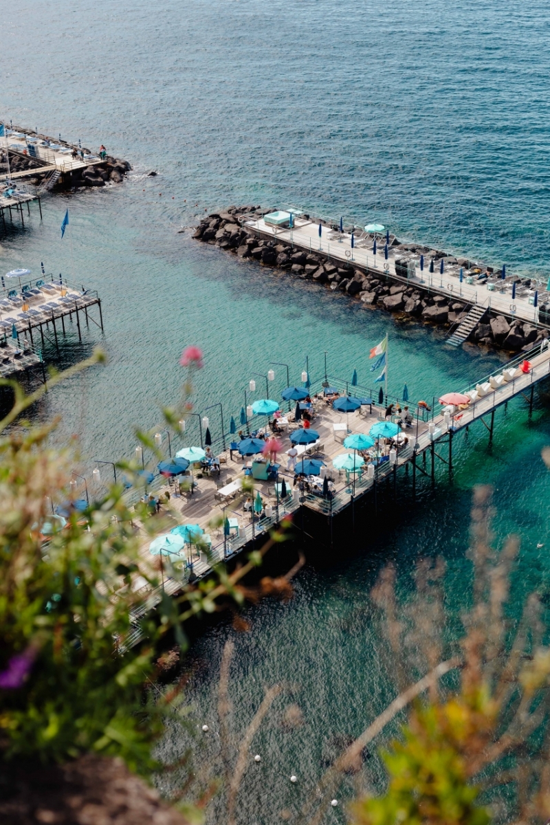 kaboompics_Pier with umbrellas at the seaside, Sorrento beaches, Italy-2.jpg 方案配图,色彩意境,蓝色,