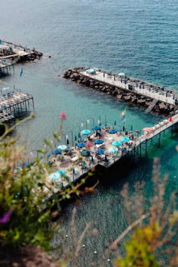 色彩意境 kaboompics_Pier with umbrellas at the seaside, Sorrento beaches, Italy-2.jpg