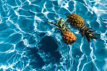 色彩意境 kaboompics_Pineapple in a swimming pool-2.jpg