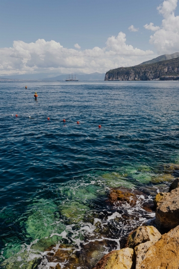 蓝色 kaboompics_Vesuvius overlooking Sorrento and the Bay of Naples.jpg