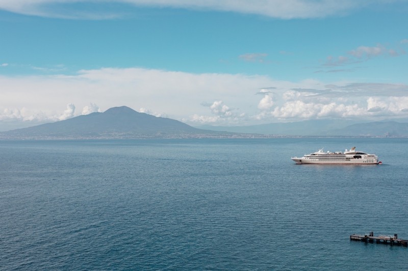 kaboompics_View of the Italian volcano Vesuvius across the Bay of Naples from Sorrento, Italy.jpg 方案配图,色彩意境,蓝色,