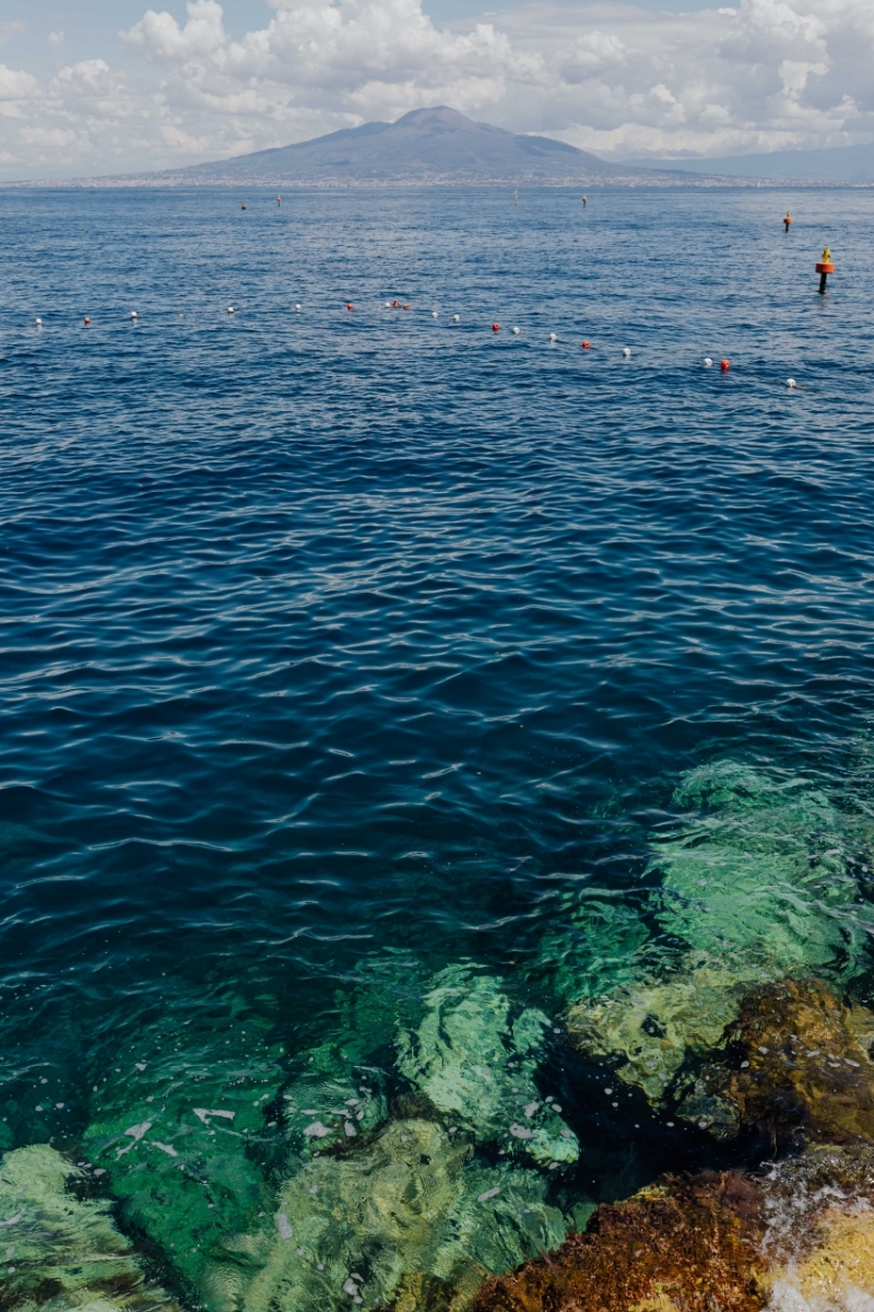 kaboompics_View of the Italian volcano Vesuvius across the Bay of Naples from Sorrento, Italy-2.jpg 方案配图,色彩意境,蓝色,